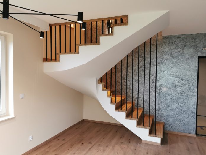 Elegancja i funkcjonalność w domu: schody i balustrady